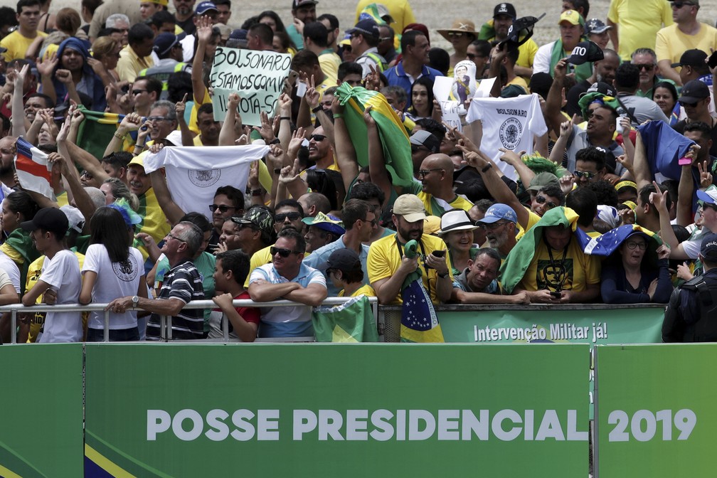 Chegada de público para acompanhar a cerimônia de posse do presidente eleito, Jair Bolsonaro, nas imediações do Palácio do Planalto, em Brasília — Foto: Eraldo Peres/AP