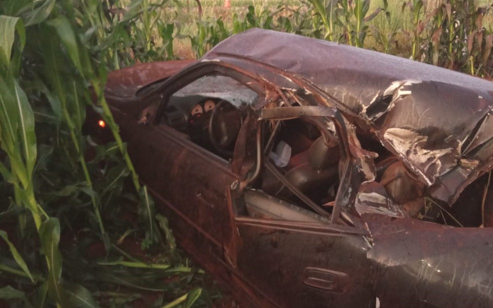 Carro derruba poste de energia durante acidente e mulher que prestava socorro morreu, em Joviânia, Goiás — Foto: Reprodução/TV Anhanguera