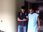 Em vídeo, Alan Ruschel caminha e agradece apoio de torcedores