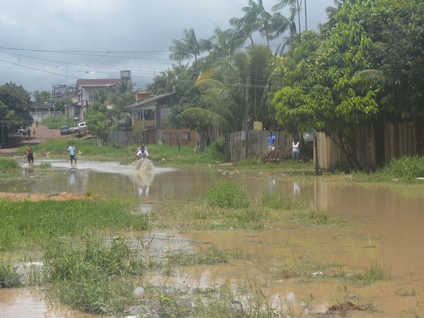 Alagamentos são causados pela obstrução de canais, diz prefeitura (Foto: Dyepeson Martins/G1)