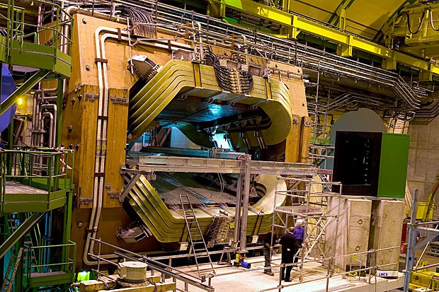 O detector de partículas LHCb, uma estrutura metálica de 1500 toneladas; a câmara onde ocorre as colisões é ladeada por dois ímãs de 27 toneladas (Foto: Maximilien Brice/Cern)