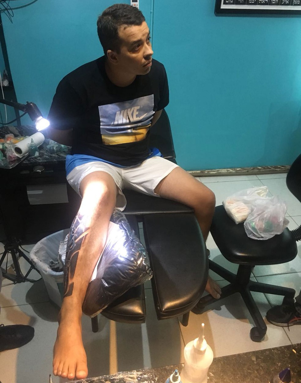 Suspeito foi preso em estúdio de tatuagem (Foto: Divulgação)
