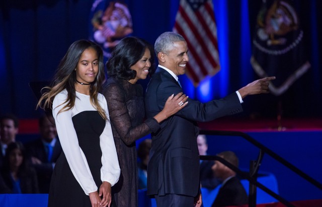 On Tuesday, January 10, (l-r), Malia Obama, First Lady Michelle Obama, and U.S. President Barack Obama, walk around the stage waving to guests, who were present for Obama's farewell address to the American people at McCormick Place Convention Center.  (Ph (Foto: NurPhoto via Getty Images)