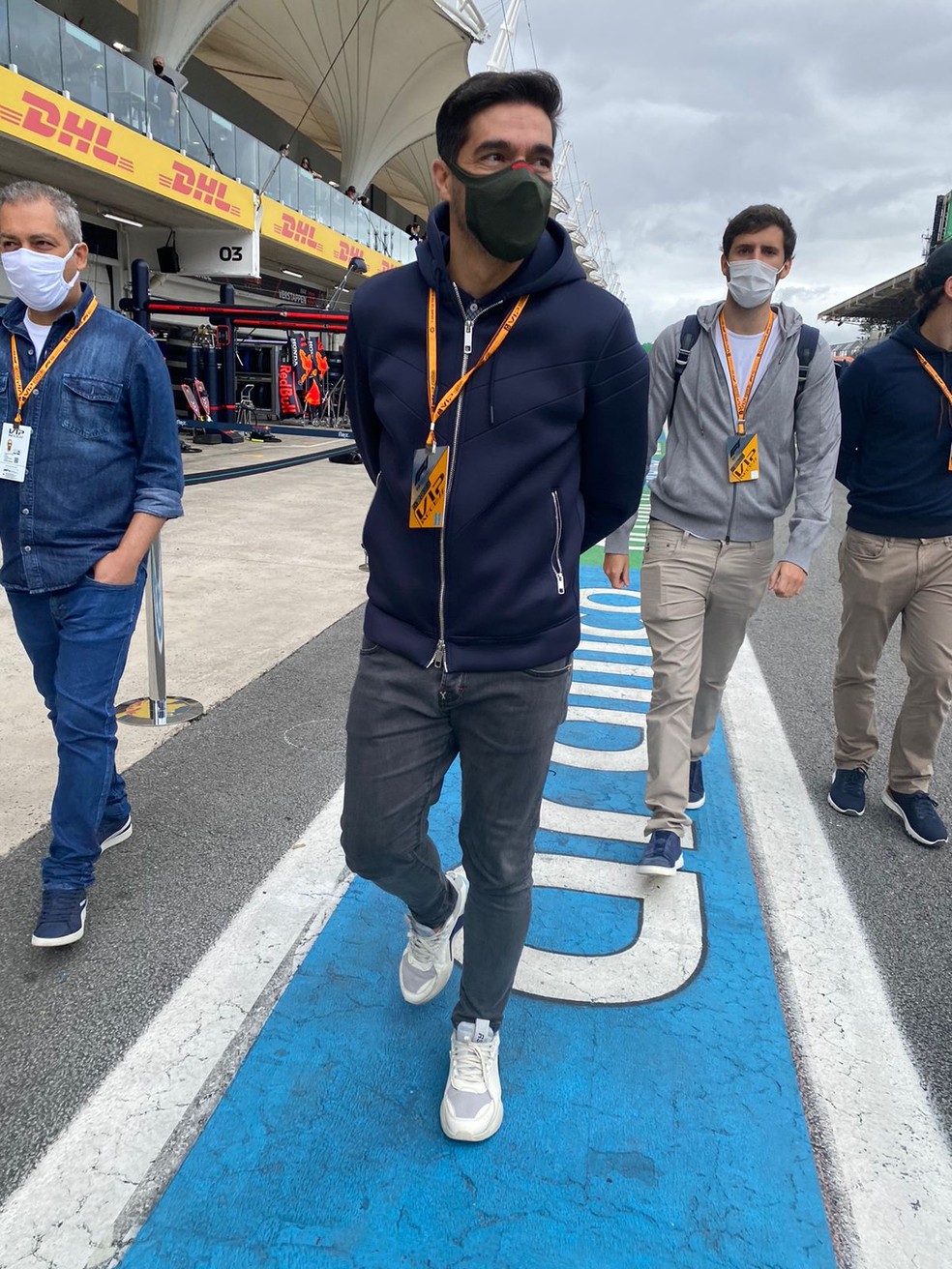 Abel Ferreira, técnico do Palmeiras, caminha na frente dos boxes de Interlagos nesta sexta-feira  — Foto: Divulgação