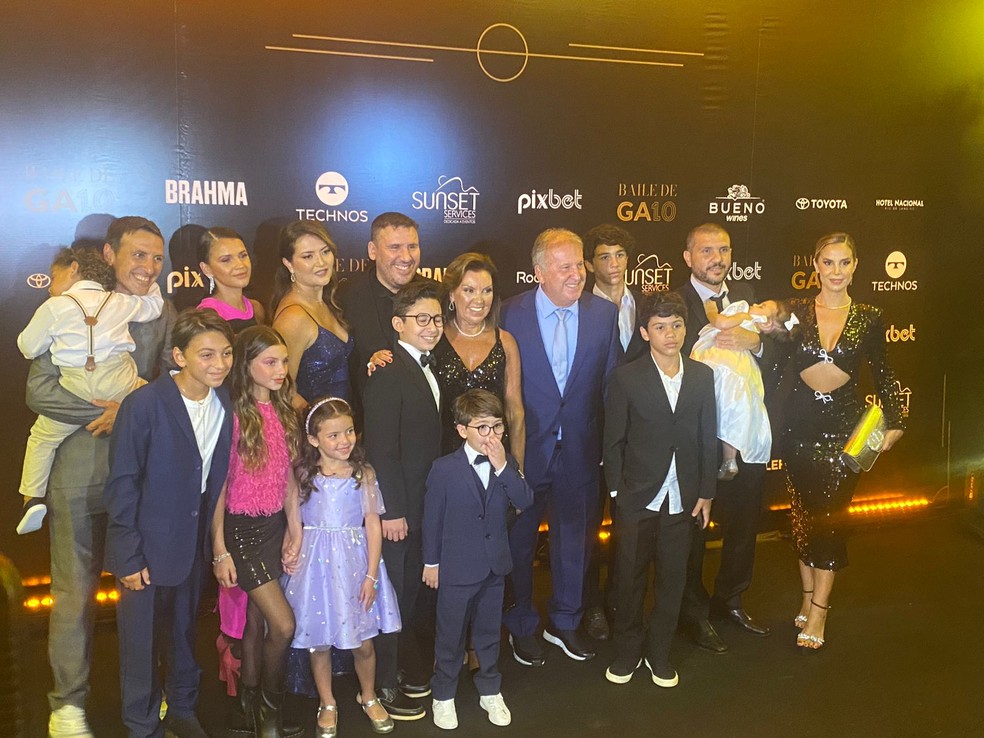 Zico posa com a família em sua festa de aniversário — Foto: Luca Bíscaro/ge