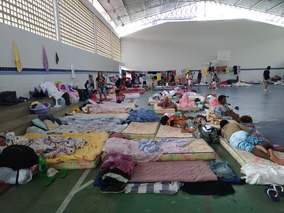 Famílias desabrigadas pela chuva estão em ginásios de quatro escolas de João Pessoa — Foto: Hebert Araújo/TV Cabo Branco
