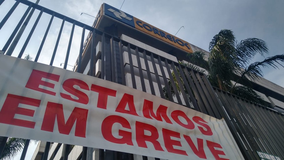 FuncionÃ¡rios dos Correios entraram em greve na manhÃ£ desta quarta-feira (11). â€” Foto: Everson Moreira/RPC