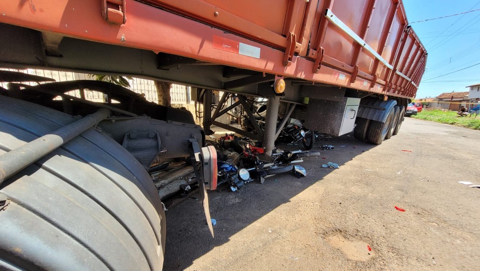 Caminhão desgovernado derruba árvore e 'atropela' carro e motos estacionados em avenida de Jaú — Foto: Luizinho Andretto/Divulgação