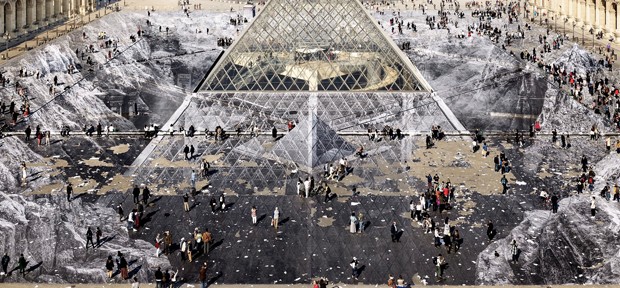 Ilusão de ótica? Museu do Louvre é transformado com 2 mil adesivos (Foto: JR/Divulgação)