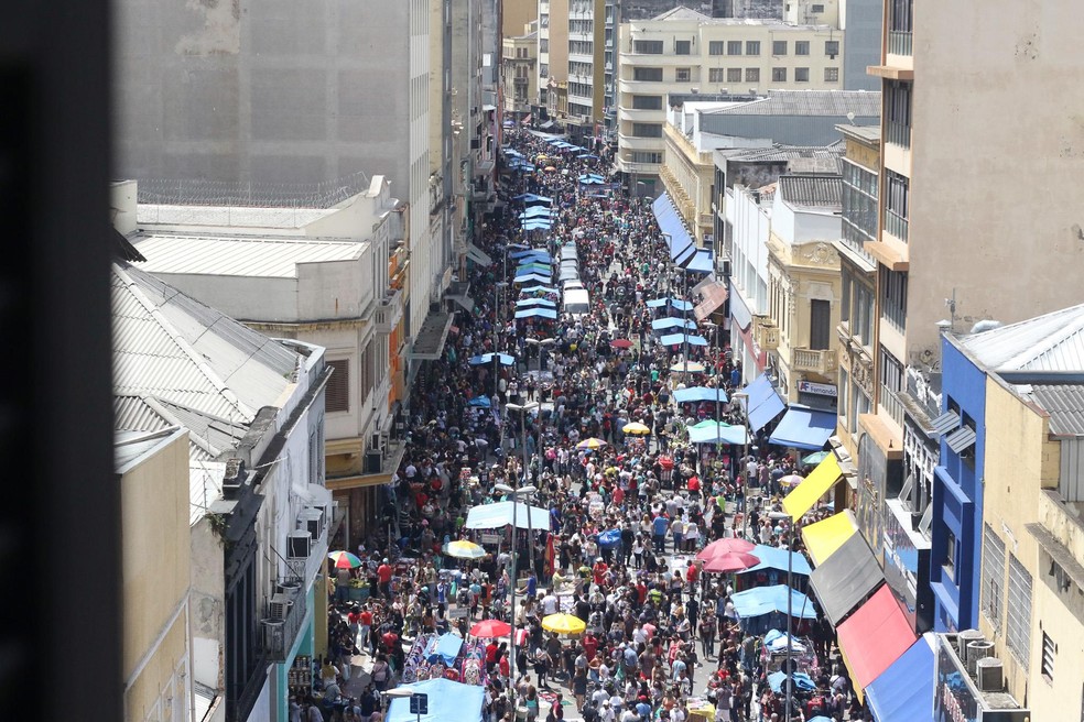Movimentação intensa na região da Rua 25 de Março em São Paulo (SP), neste sábado (10). Pais procuram presentes para o Dia das Crianças. — Foto: HENRIQUE BARRETO/FUTURA PRESS/ESTADÃO CONTEÚDO