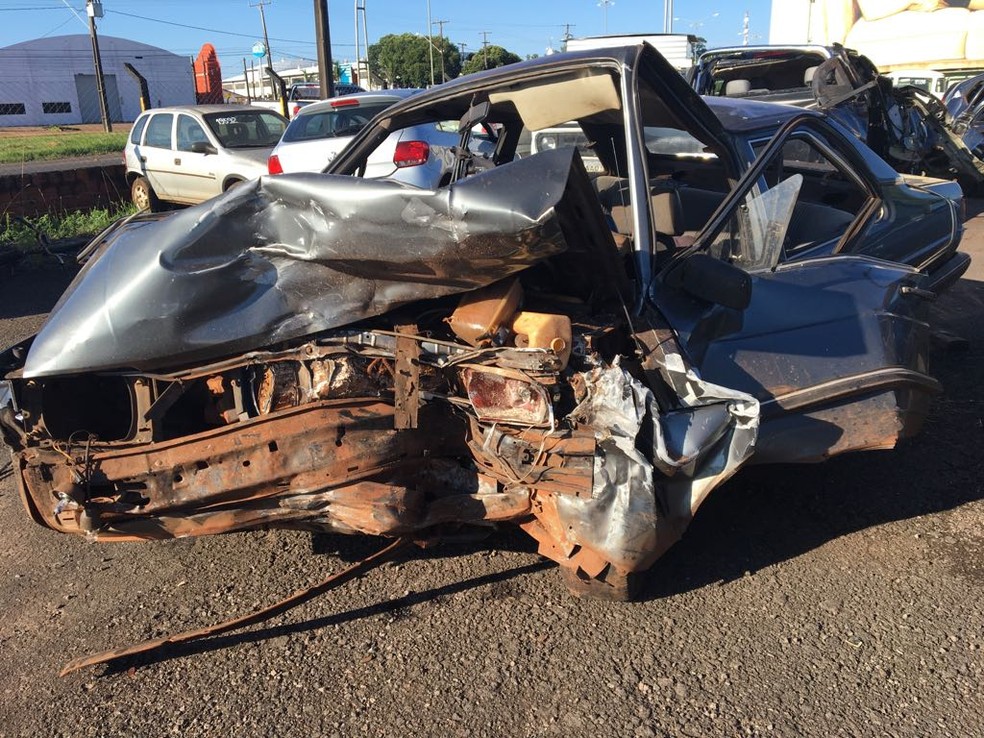 Dois carros bateram de frente no km 62 da PR-498 na madrugada deste domingo (11) (Foto: PRE/Divulgação)
