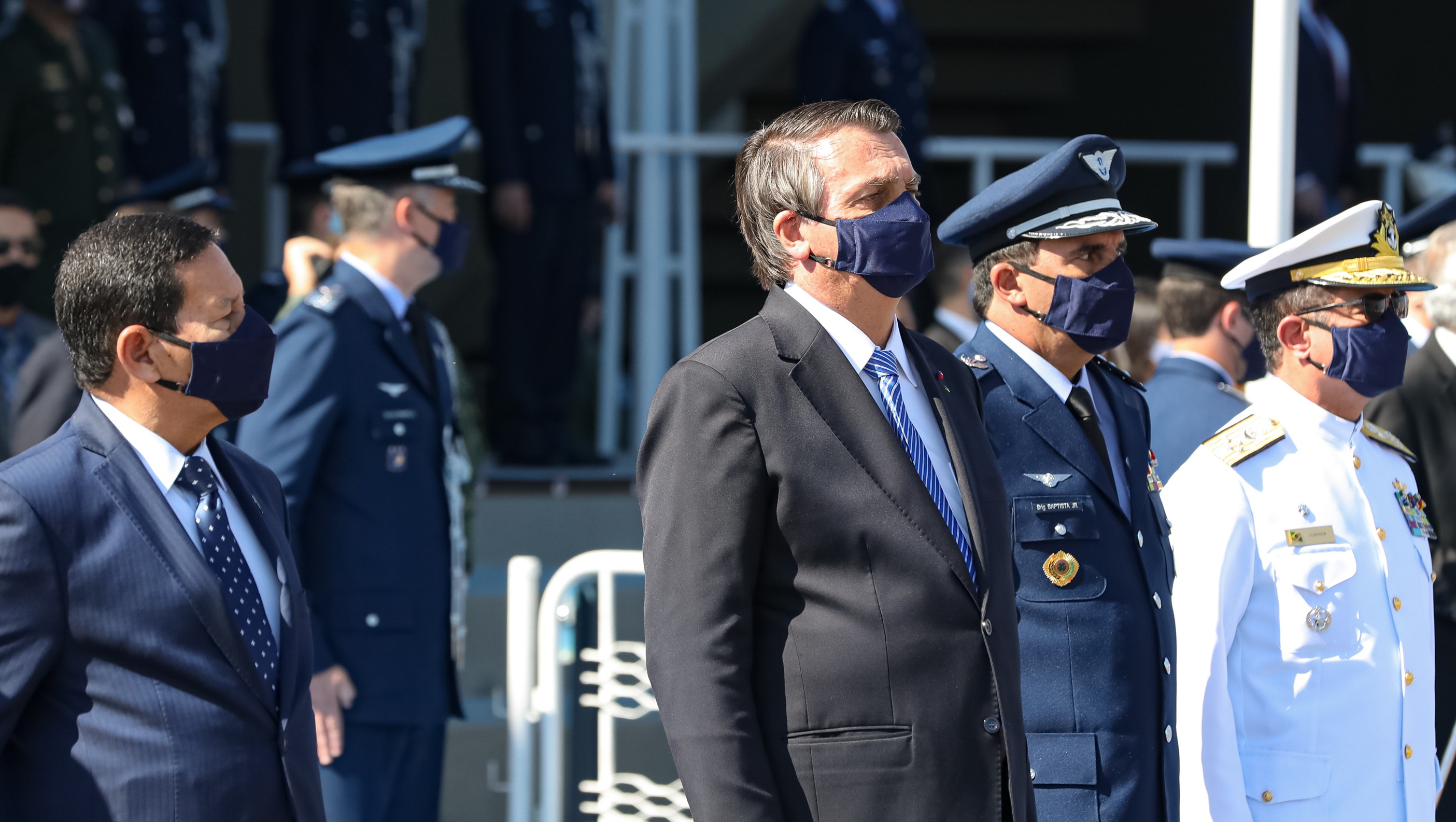 Bolsonaro ao lado de militares