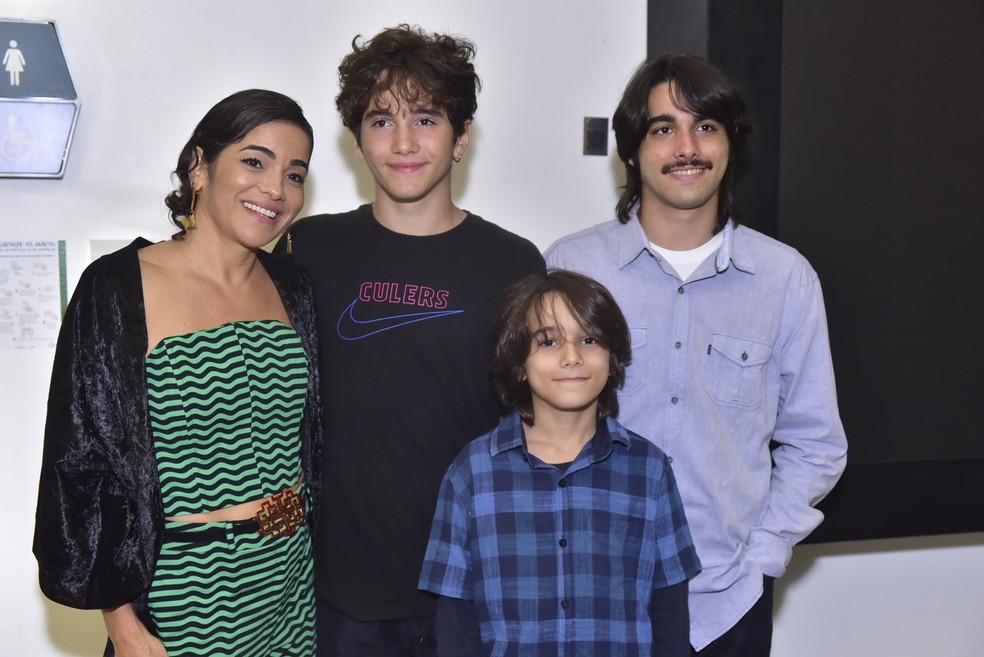 Luciana Lima e seus filhos com Domingos Montagner: Leo, de 18; Antonio, de 15; e Dante, de 11 — Foto: Divulgação/Cristina Granato