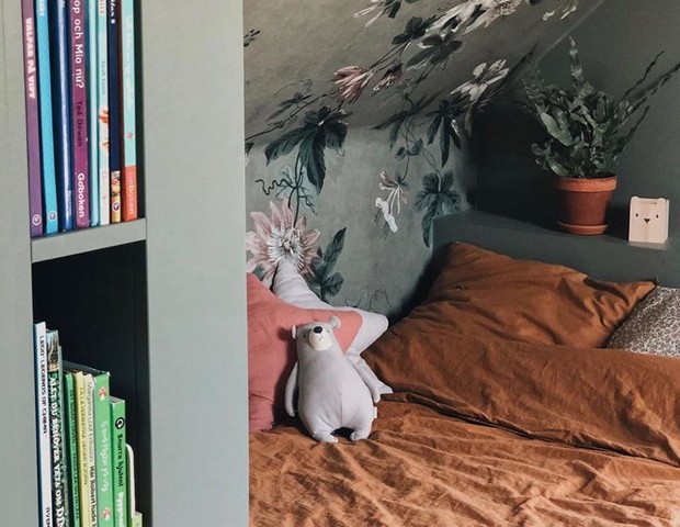Décor do dia: quarto de criança tem papel de parede floral e toque lúdico (Foto: Reprodução/Instagram)