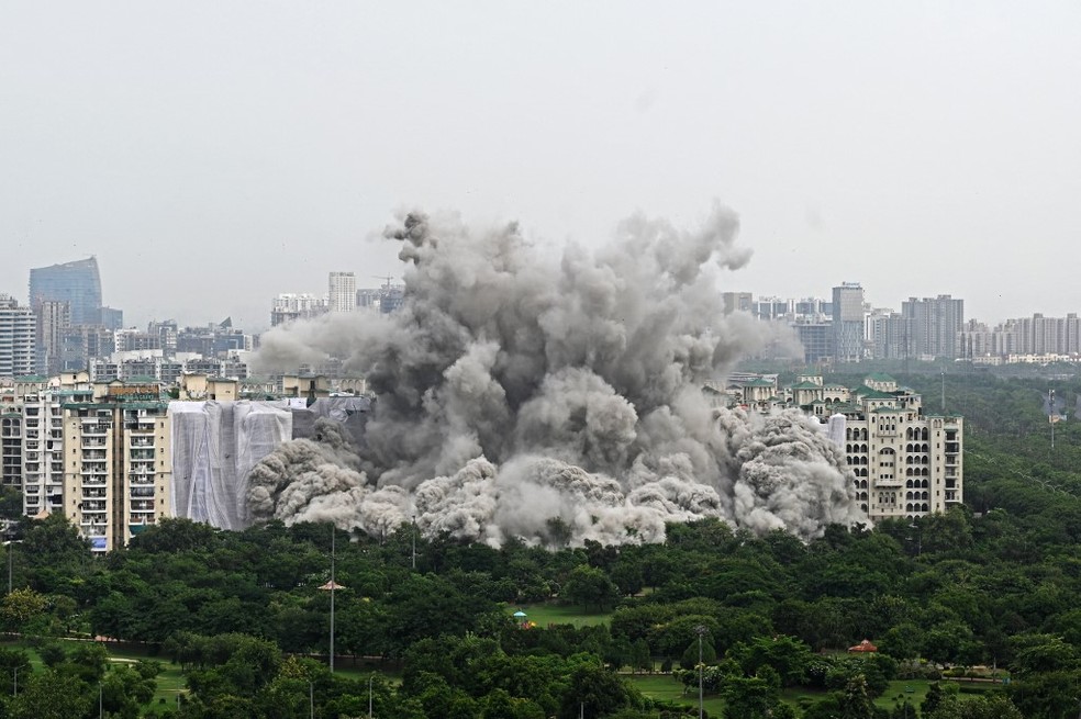 Duas torres gêmeas ilegais são demolidas no subúrbio de Nova Délhi — Foto: Sajjad HUSSAIN / AFP