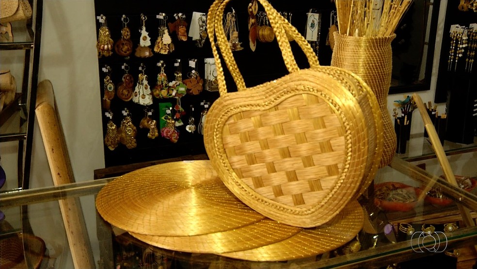 Acessórios de capim dourado são procurados por turistas de todo o Brasil — Foto: Reprodução/TV Anhanguera