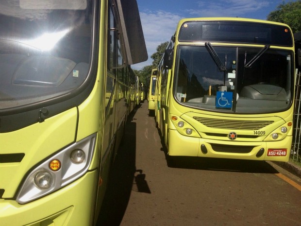 Ônibus do transporte público de Foz do Iguaçu voltaram a parar nesta sexta-feira (16) por volta das 10h (Foto: Erikson Rezende / RPC)
