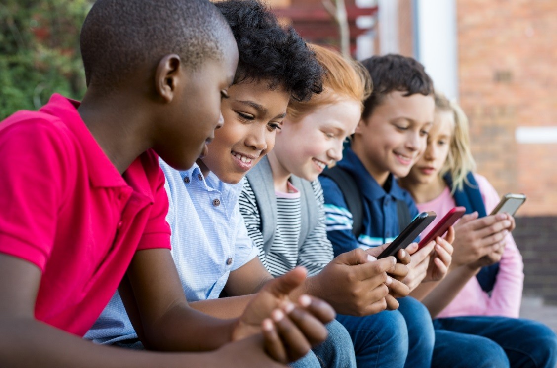 Crianças se divertindo com o celular (Foto: Getty Images)