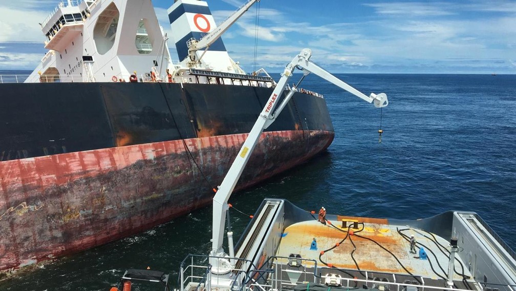 Barco ALP Defender inicia retirada de óleo do navio Stellar Banner, encalhado na costa do Maranhão — Foto: Capitania dos Portos