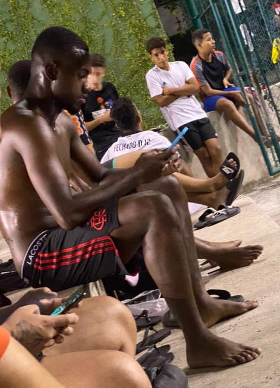 Otávio com short do Flamengo e descalço  — Foto: Reprodução @Broquinha__