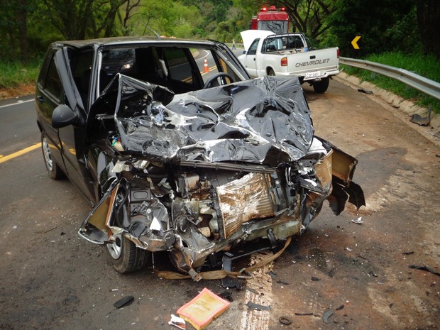 Carro foi atingido de lado por caminhonete (Foto: Divulgação/ Polícia Rodoviária Piraju)