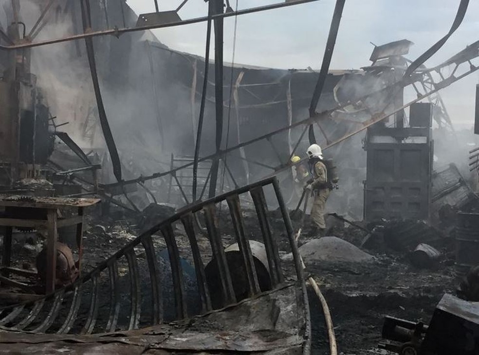 Incêndio destrói depósito de reciclagem no Distrito ...