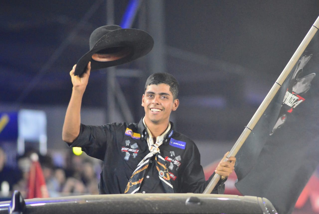 Matheus Lima Matos fica com título na montaria em cavalo cutiano no Rodeio de Jaguariúna 