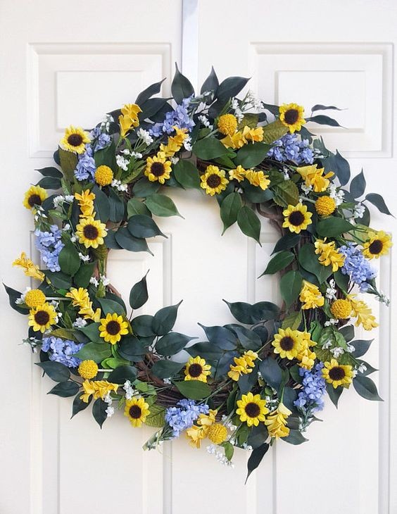 Guirlanda de girassóis e outras flores artificiais podem decorar portas e paredes (Foto: Reprodução/Pinterest)