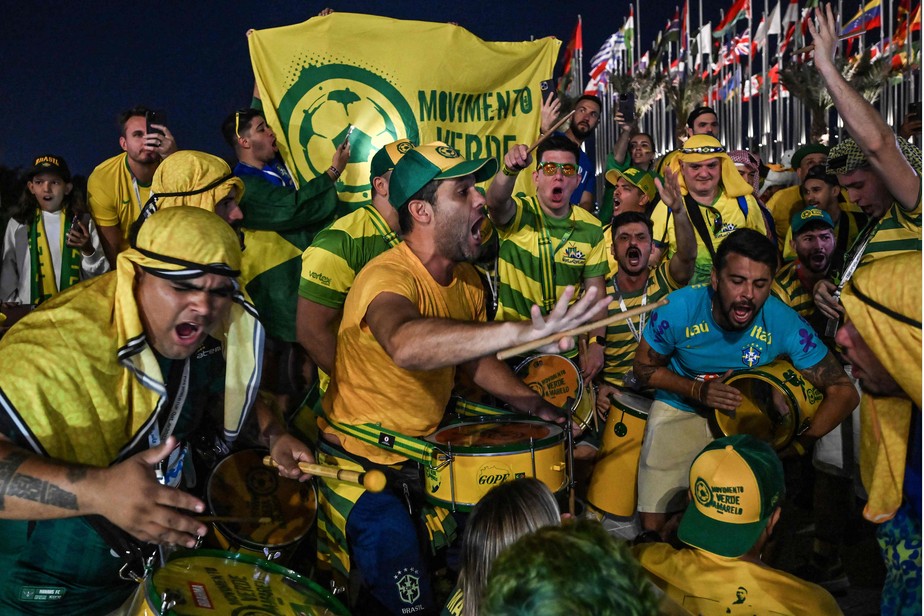 Torcedores do Brasil reunidos no Flag Plaza, em Doha, durante a Copa do Mundo de Futebol do Catar 2022.