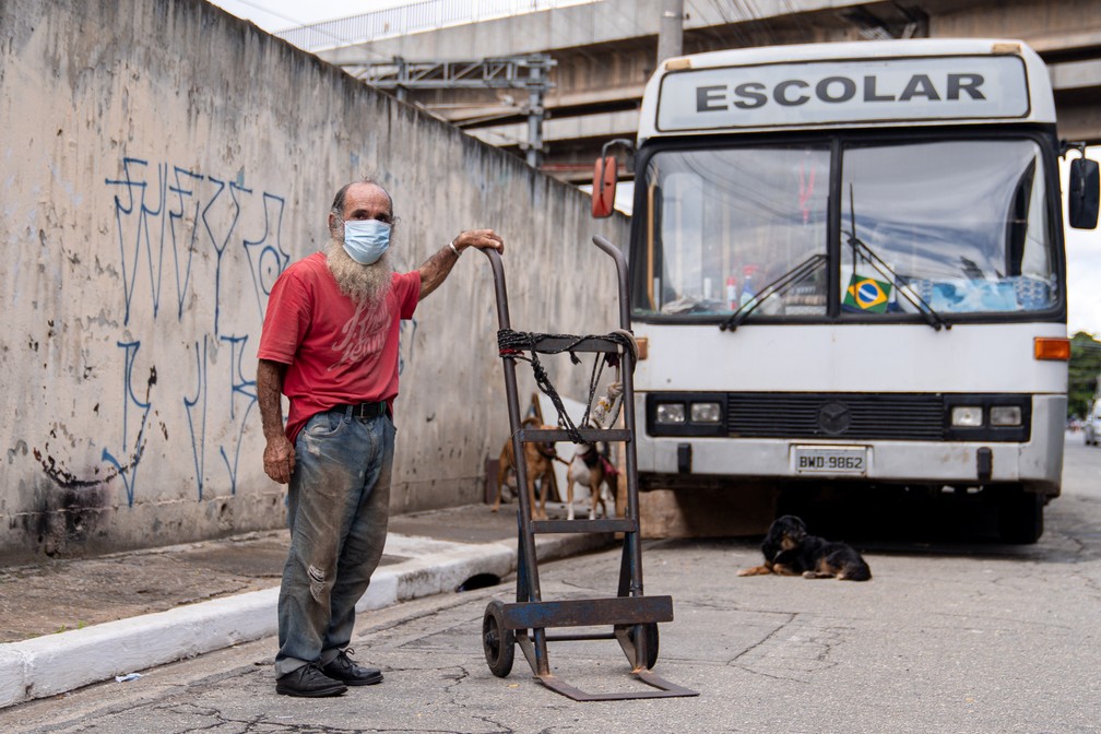 João Andrade Correia mora em um ônibus na rua Domingos Paiva, no Brás — Foto: Marcelo Brandt/G1