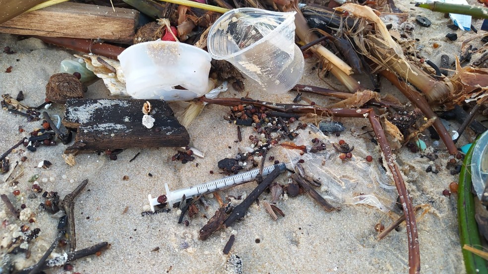 Seringas estavam entre o lixo encontrado em praias do RN &mdash; Foto: Fernanda Zauli/G1