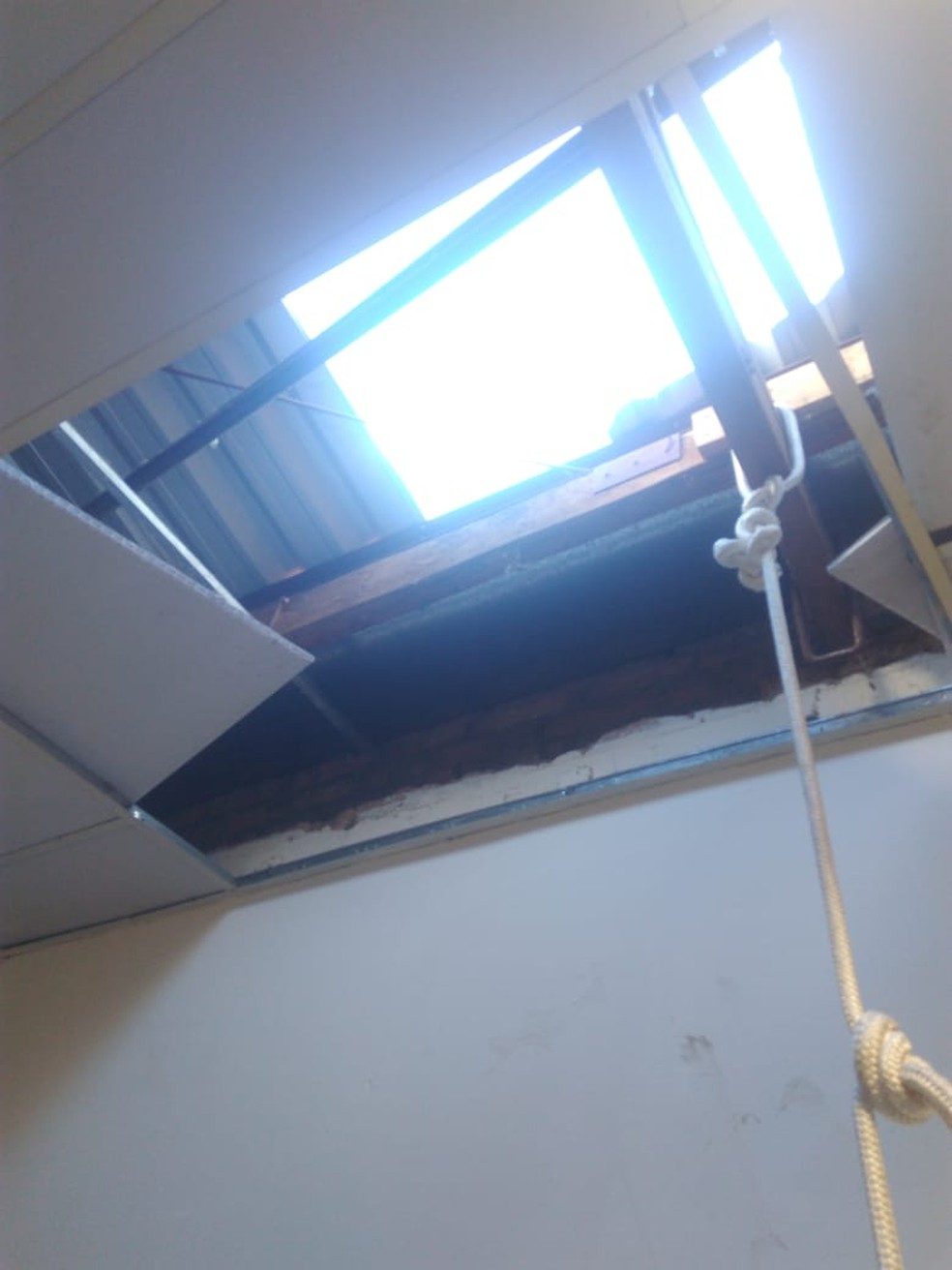 Ladrões invadiram loja pelo teto, danificaram cofre e furtaram dinheiro — Foto: Gabriel Matheus Rainho/Cedida