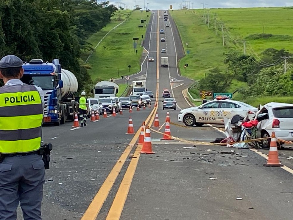 Acidente entre carro e caminhão em São Carlos mata 4 pessoas na SP-318  — Foto: Maurício Andrade/EPTV