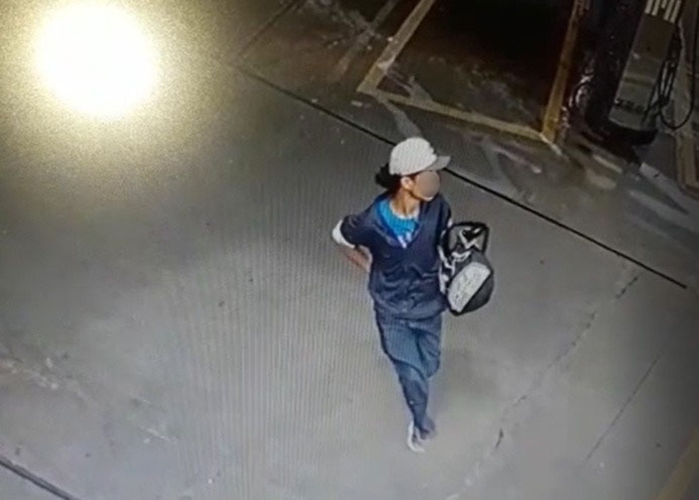 Imagem de câmera de segurança mostra um suspeito com o malote, em Pirapozinho — Foto: Câmera de segurança