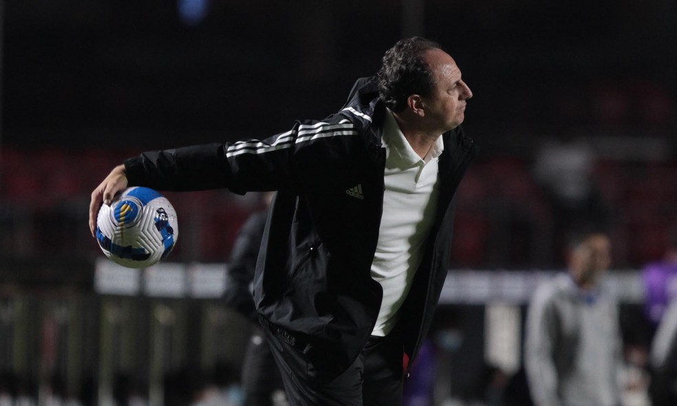 O técnico Rogério Ceni, do São Paulo, no jogo contra o Ayacucho, no Morumbi — Foto: Rubens Chiri / saopaulofc.net
