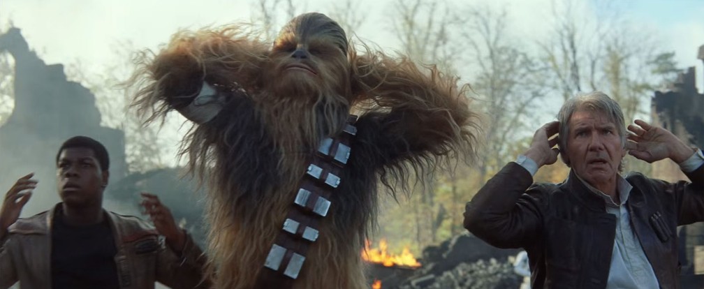John Boyega, Peter Mayhew e Harrison Ford em cena de 'Star Wars: o despertar da Força' — Foto: Reprodução/YouTube/Star Wars