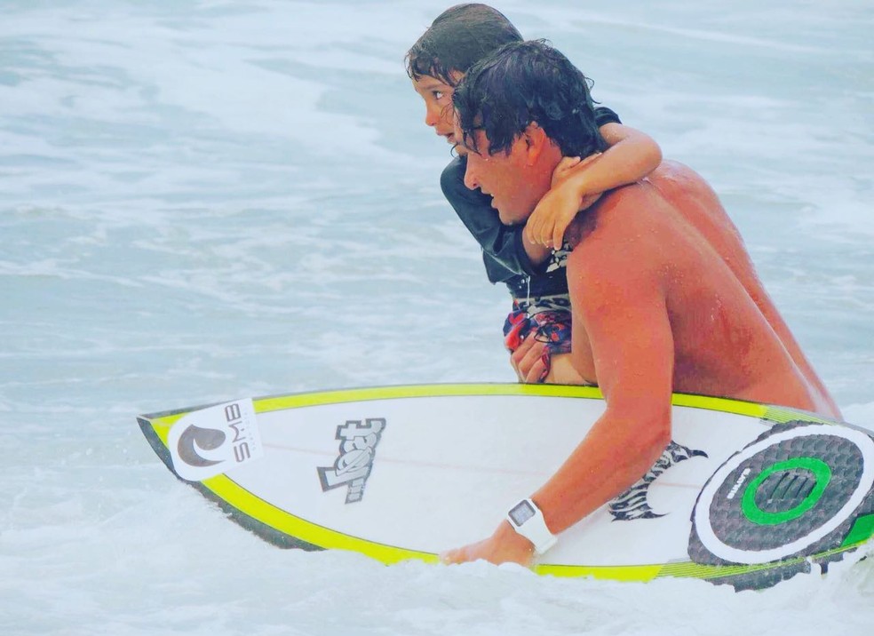 Prancha do filho ajudou surfista a salvar casal em Guarujá, SP (Foto: Arquivo Pessoal)