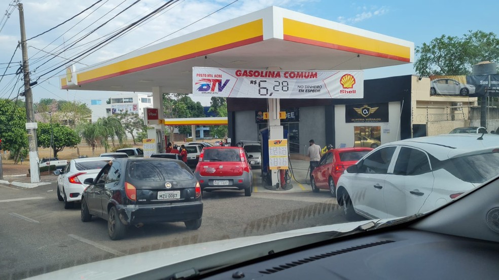 Por medo de desabastecimento no AC, moradores fazem filas em postos de combustíveis devido bloqueios em RO — Foto: Ana Cristina Silveira/Arquivo pessoal