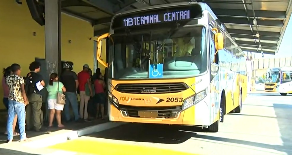 Embarque de passageiros em ônibus da SOU Limeira: pedido de reajuste à prefeitura — Foto: Alexandre de Jesus/ EPTV