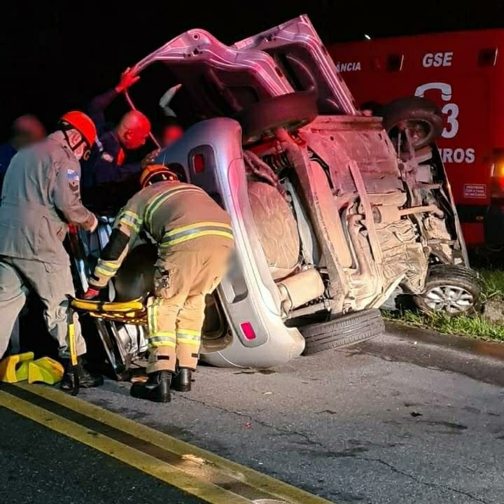 Batida entre ônibus e carro deixa feridos na Rio-Santos, em Angra Reis 