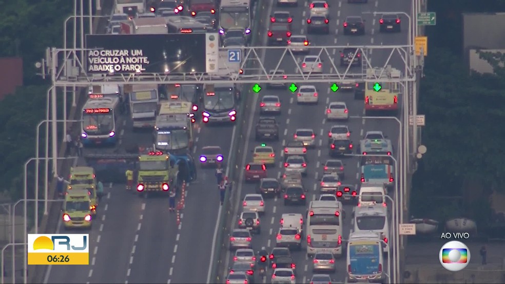 Acidente com caminhão interdita Ponte Rio-Niterói — Foto: Reprodução/TV Globo
