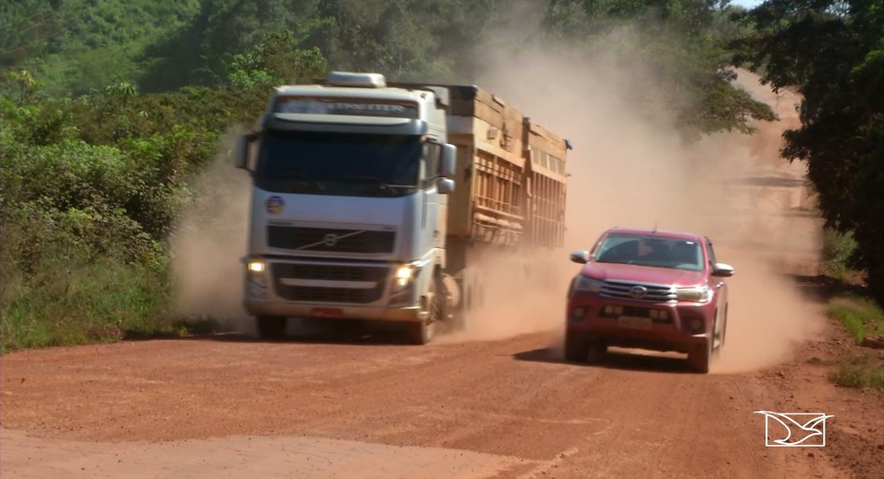 Na MA-006, alÃ©m dos buracos, a poeira tem sido o principal problema para motoristas e caminhoneiros â€” Foto: ReproduÃ§Ã£o/TV Mirante