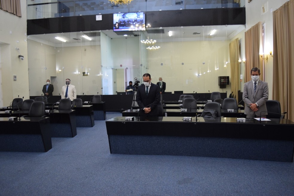 Deputados estaduais fazem um minuto de silêncio em homenagem aos mais de 500 mortos por Covid-19 em Alagoas — Foto: Ascom/ALE