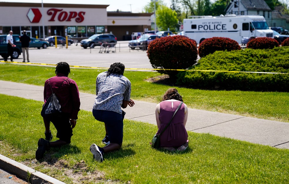 Pessoas protestando do lado de fora de supermercado alvo de ataque durante este sábado (14) — Foto: Matt Rourke/AP