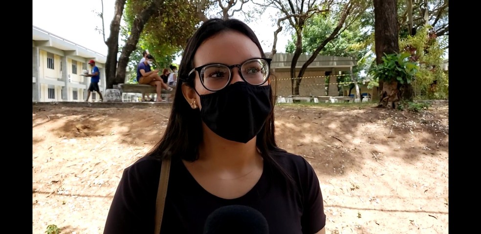 J&uacute;lia Alice, de 20 anos, relatou atraso de quase 2 horas no in&iacute;cio das provas &mdash; Foto: Geraldo Jer&ocirc;nimo / Intertv Cabugi