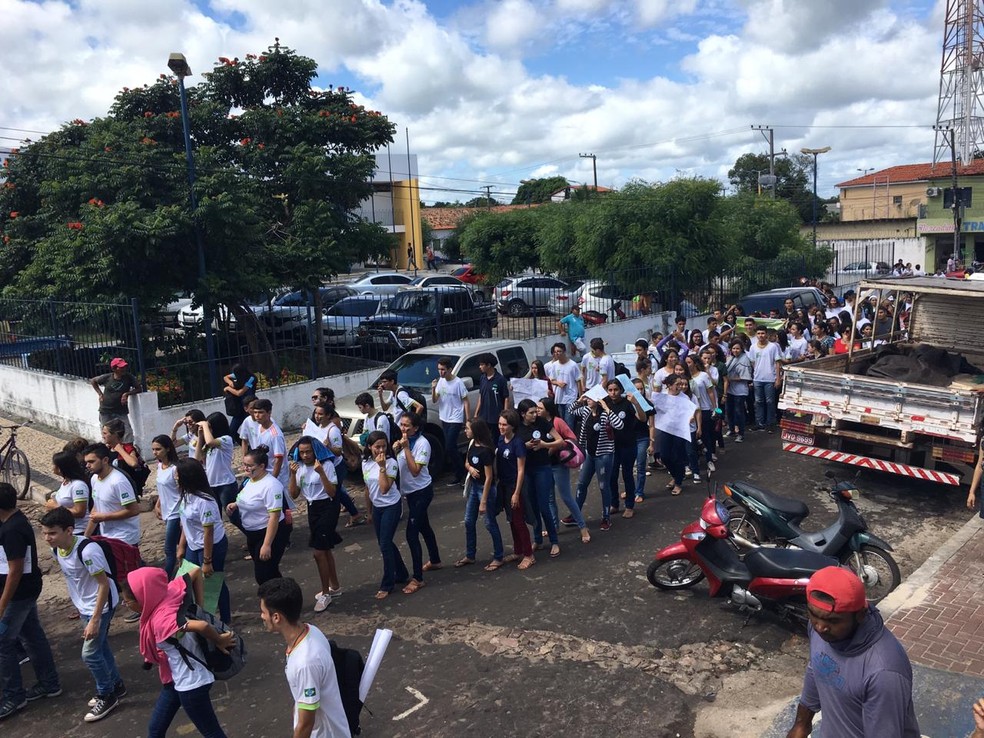Estudantes do Ifpi fizeram protesto contra bloqueio de recursos da educação em Cocal - Piauí — Foto: Maria Romero/ G1 PI