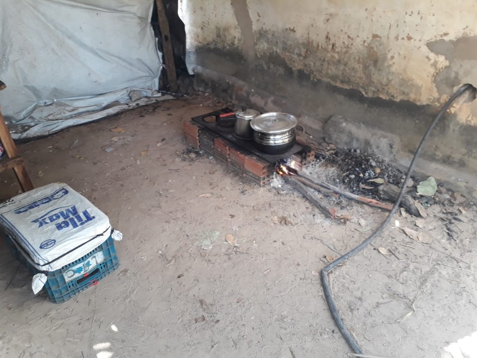 Trabalhadores em situação análoga à escravidão resgatados no Piauí faziam refeições em fogareiros — Foto: Superintendência Regional do Trabalho - Piauí