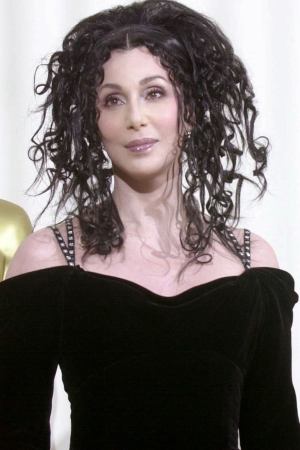 Cher é rainha em figurinos bizarros. Este cabelo ela usou em 2000. (Foto: Getty Images)