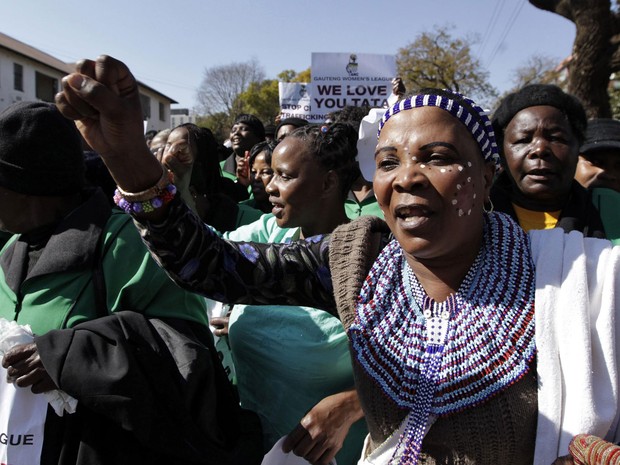 4/7 - Integrantes do liga feminina do Congresso Nacional Africano cantam em apoio a Nelson Mandela em frente ao hospital em que ele está internado em Pretória (Foto: Thomas Mukoya/Reuters) 4/7 - Integrantes do liga feminina do Congresso Nacional Africano cantam em apoio a Nelson Mandela em frente ao hospital em que ele está internado em Pretória (Foto: Thomas Mukoya/Reuters)