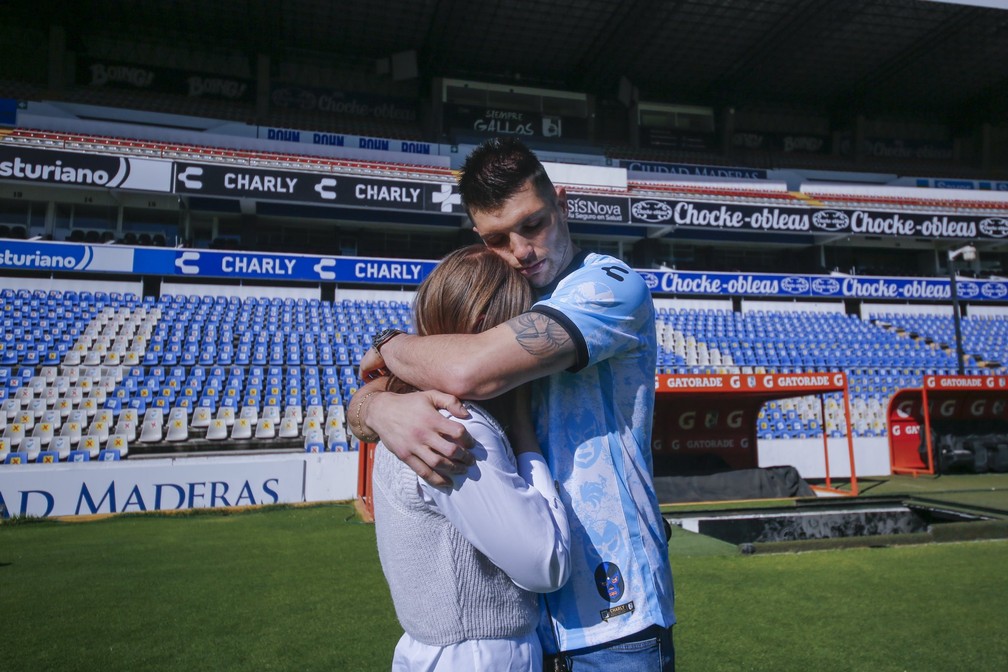 Pintou retorno? Em visita ao México, Tiago Volpi é homenageado pelo Querétaro; confira